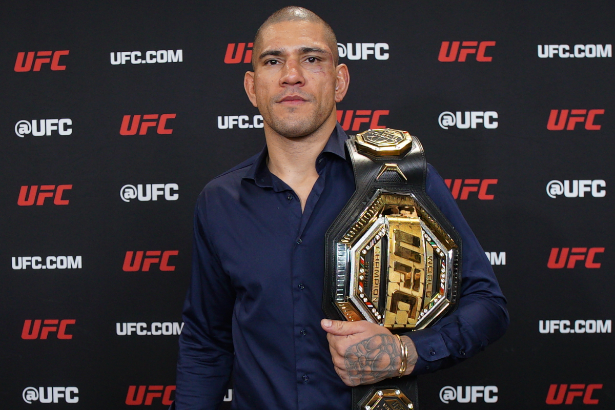 Alex Poatan posa com o cinturão para entrevista com a Ag Fight após vencer no UFC 307