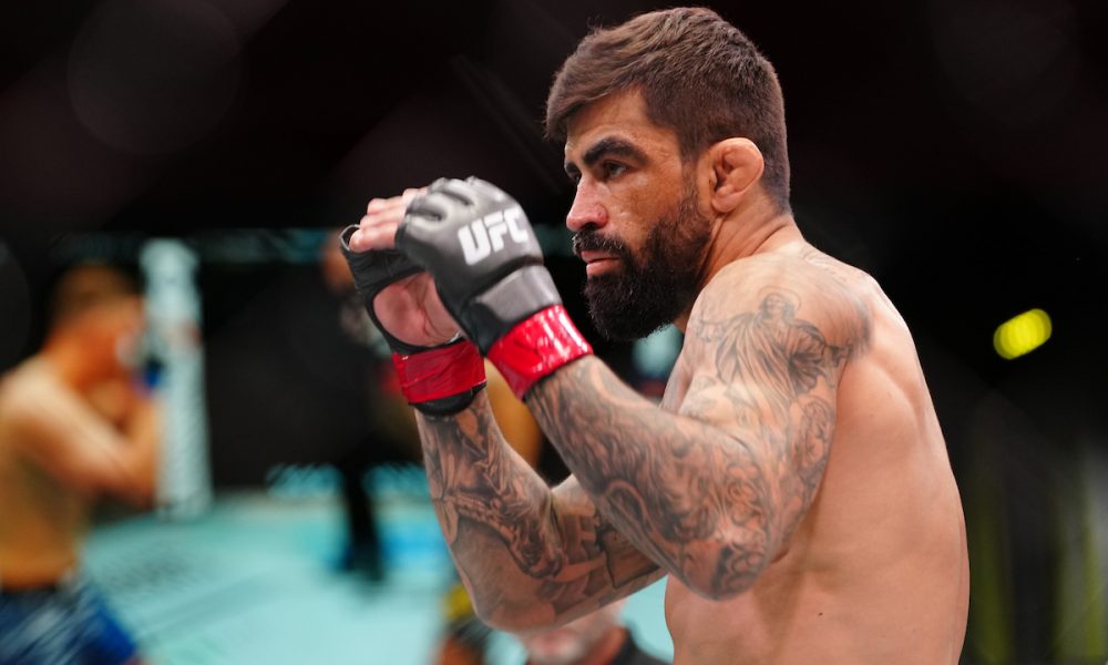 Elizeu Capoeira concentrado durante sua luta no UFC Vegas 100