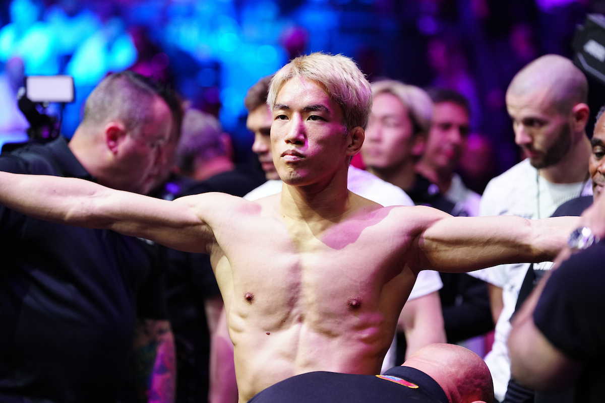 Kai Asakura se prepara para fazer sua entrada no octógono