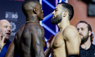 Israel Adesanya (à esquerda) e Nassourdine Imavov fazem encarada antes do UFC Arábia Saudita