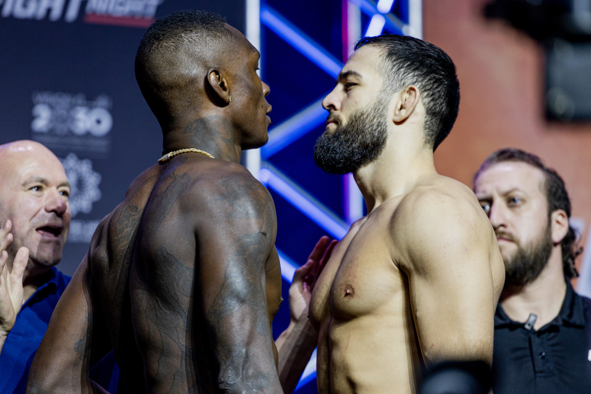 Israel Adesanya (à esquerda) e Nassourdine Imavov fazem encarada antes do UFC Arábia Saudita