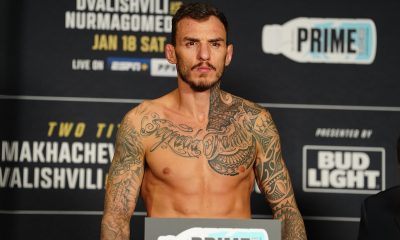 Renato Moicano passa pela balança na pesagem oficial do UFC 311