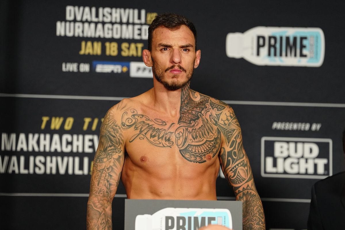 Renato Moicano passa pela balança na pesagem oficial do UFC 311
