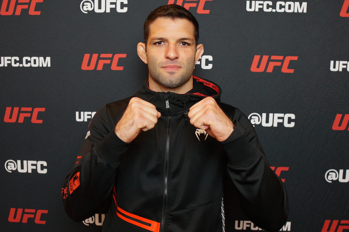 Thiago Moises posa para foto no media day do UFC Vegas 101
