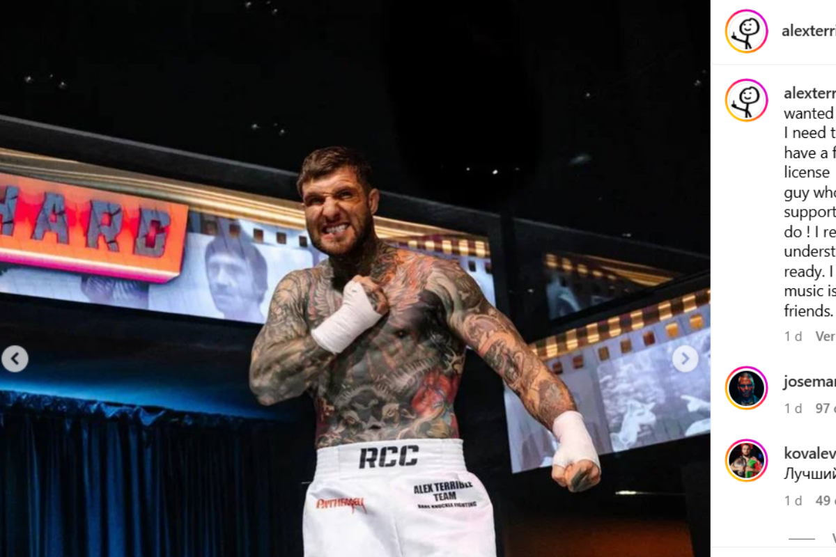 O cantor Alex Terrible, vocalista da banda de rock 'Slaughter To Prevail' estreou com vitória no boxe sem luvas.