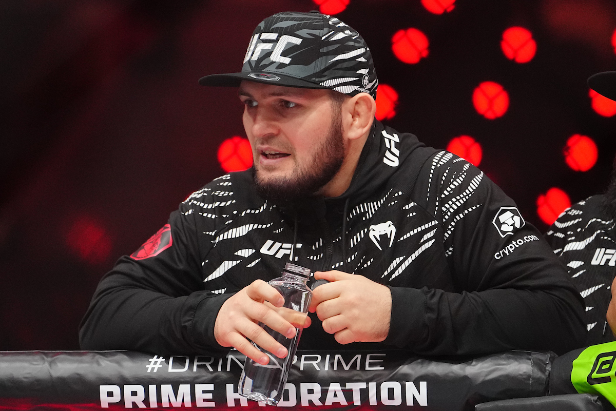 Khabib Nurmagomedov participa do UFC 311 no corner, como treinador
