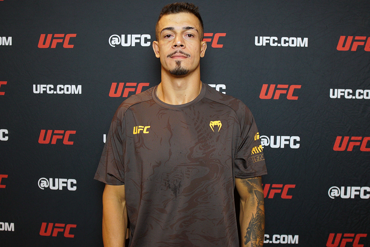 Marco Tulio posa para fotos após conversar com a reportagem da Ag Fight em Las Vegas