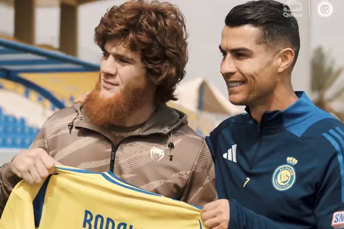 Sharabutdin Magomedov recebe camisa autografada de Cristiano Ronaldo