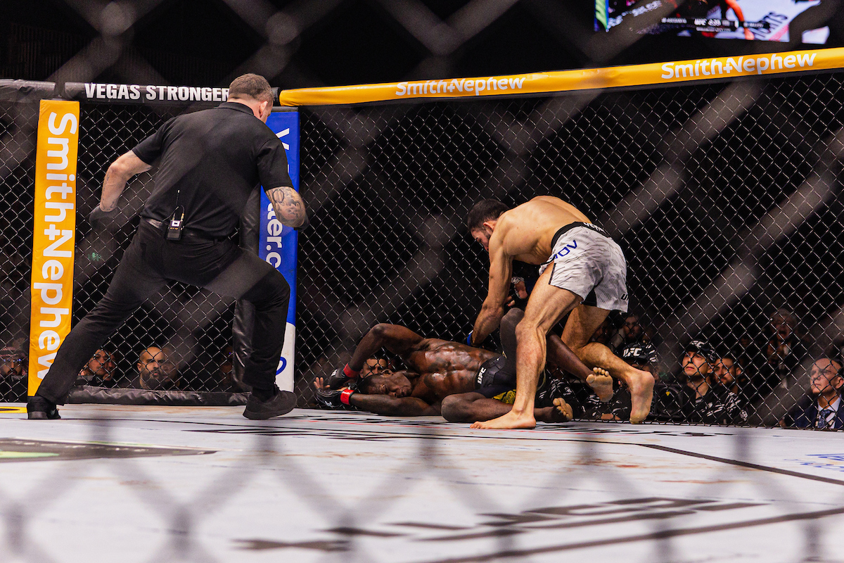 Israel Adesanya foi nocauteado por Nassourdine Imavov no UFC Arábia Saudita