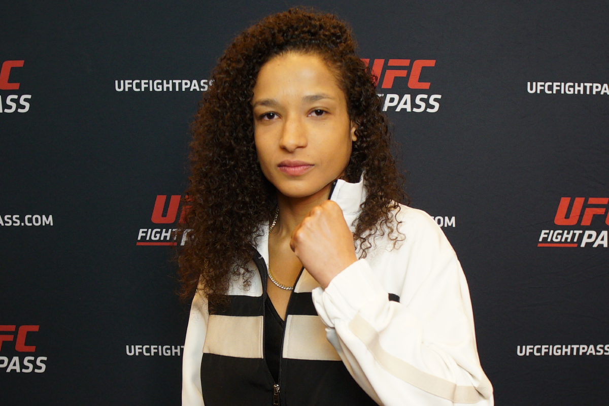 Jacqueline Cavalcanti posa para foto no media day do UFC Vegas 102