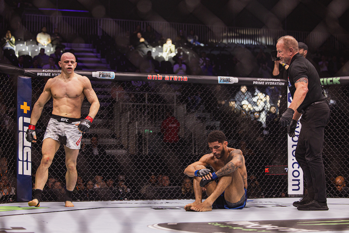 Lucas Alexander (sentado) foi derrotado por Bogdan Grad no UFC Arábia Saudita