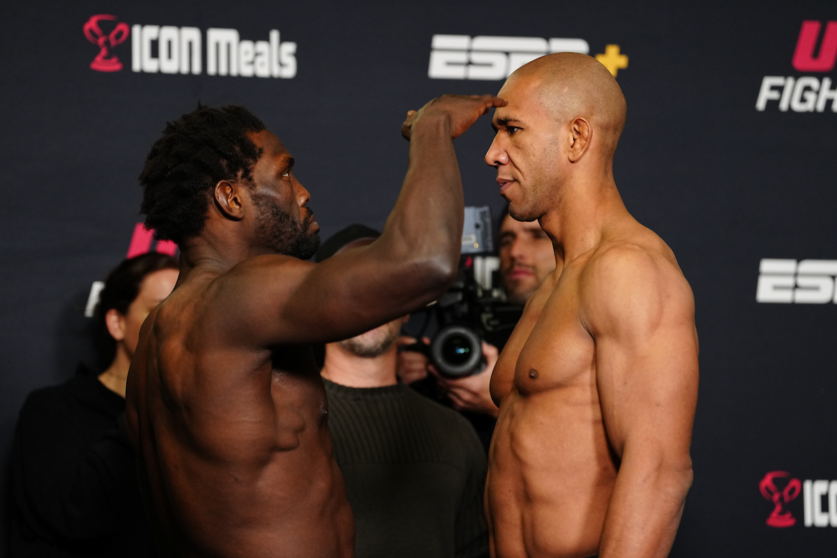 Gregory Robocop (à direita) encara Jared Cannonier na luta principal do UFC Vegas 102