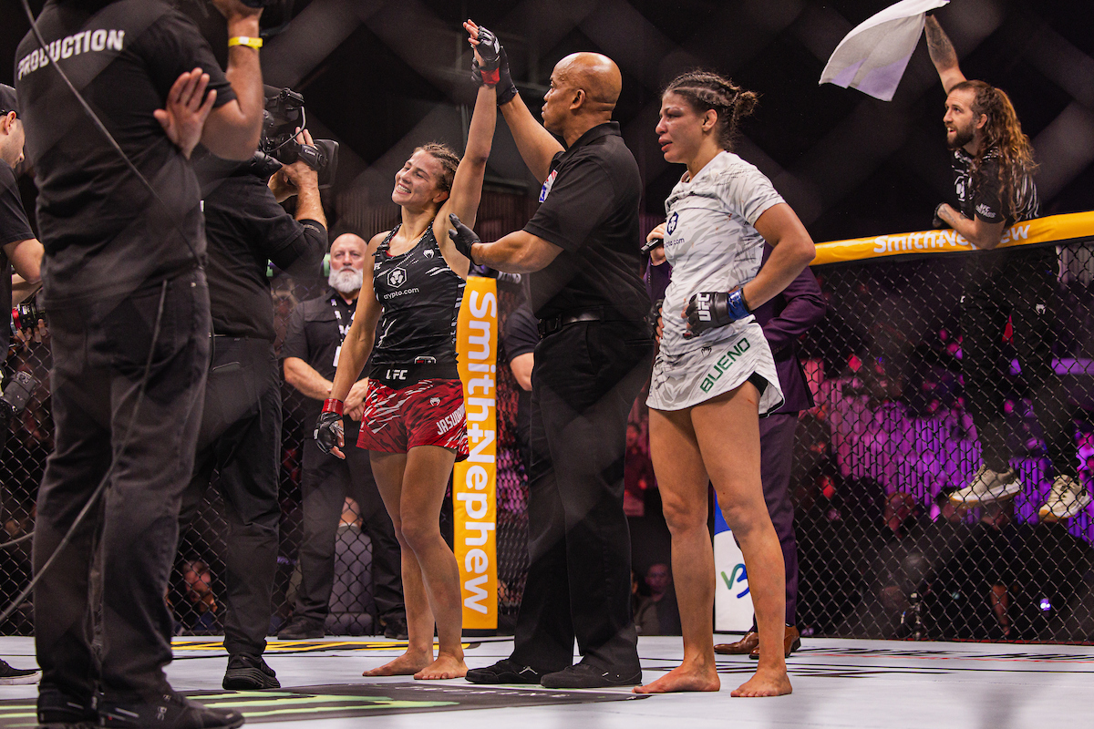 Mayra Sheetara (à direita) foi derrotada por Jasmine Jasudavicius no UFC Arábia Saudita