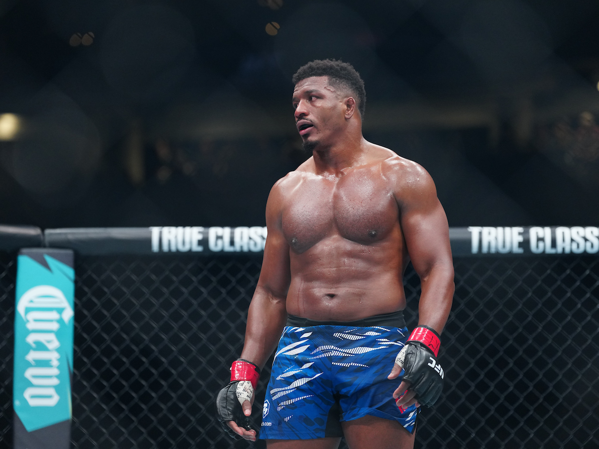 Alonzo Menifield em ação no UFC Seattle