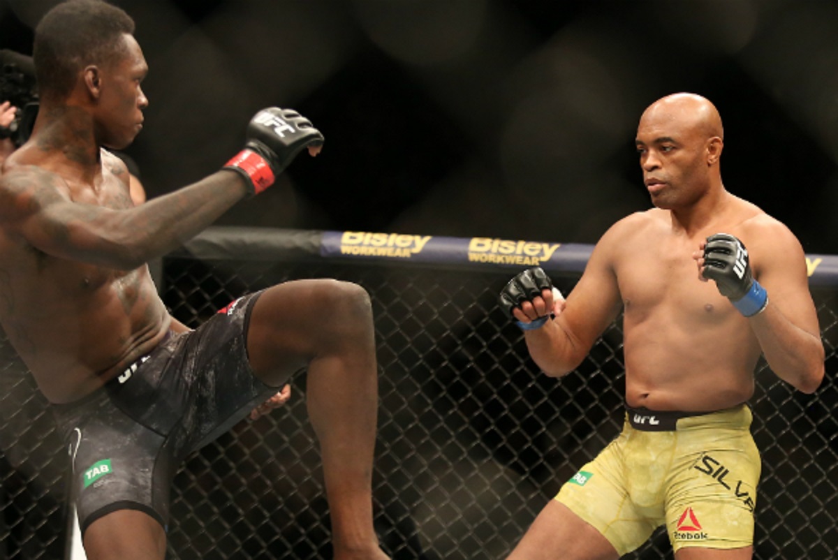 Israel Adesanya e Anderson Silva duelam no UFC 234, em fevereiro de 2019