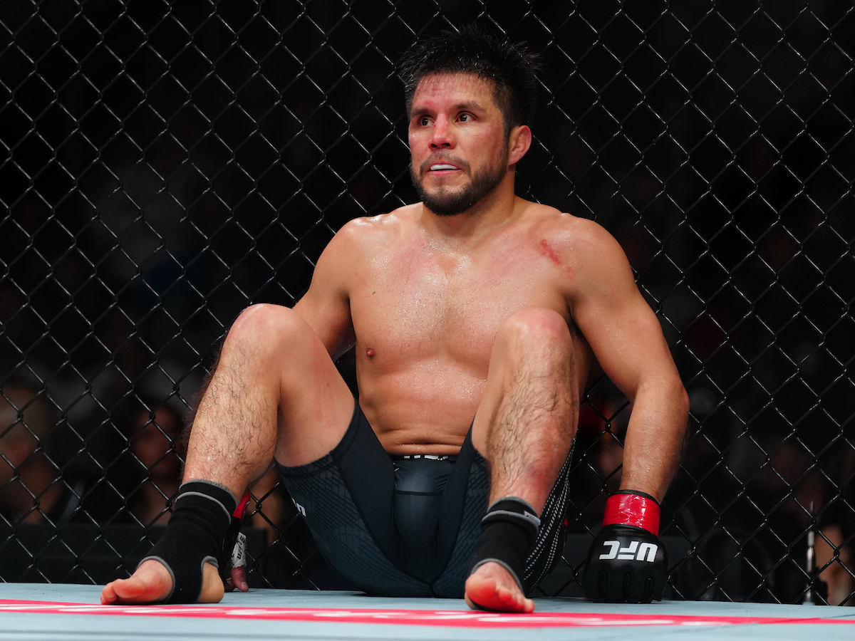 Henry Cejudo senta para tentar recuperar a visão após ser alvo de dedada no olho no UFC Seattle