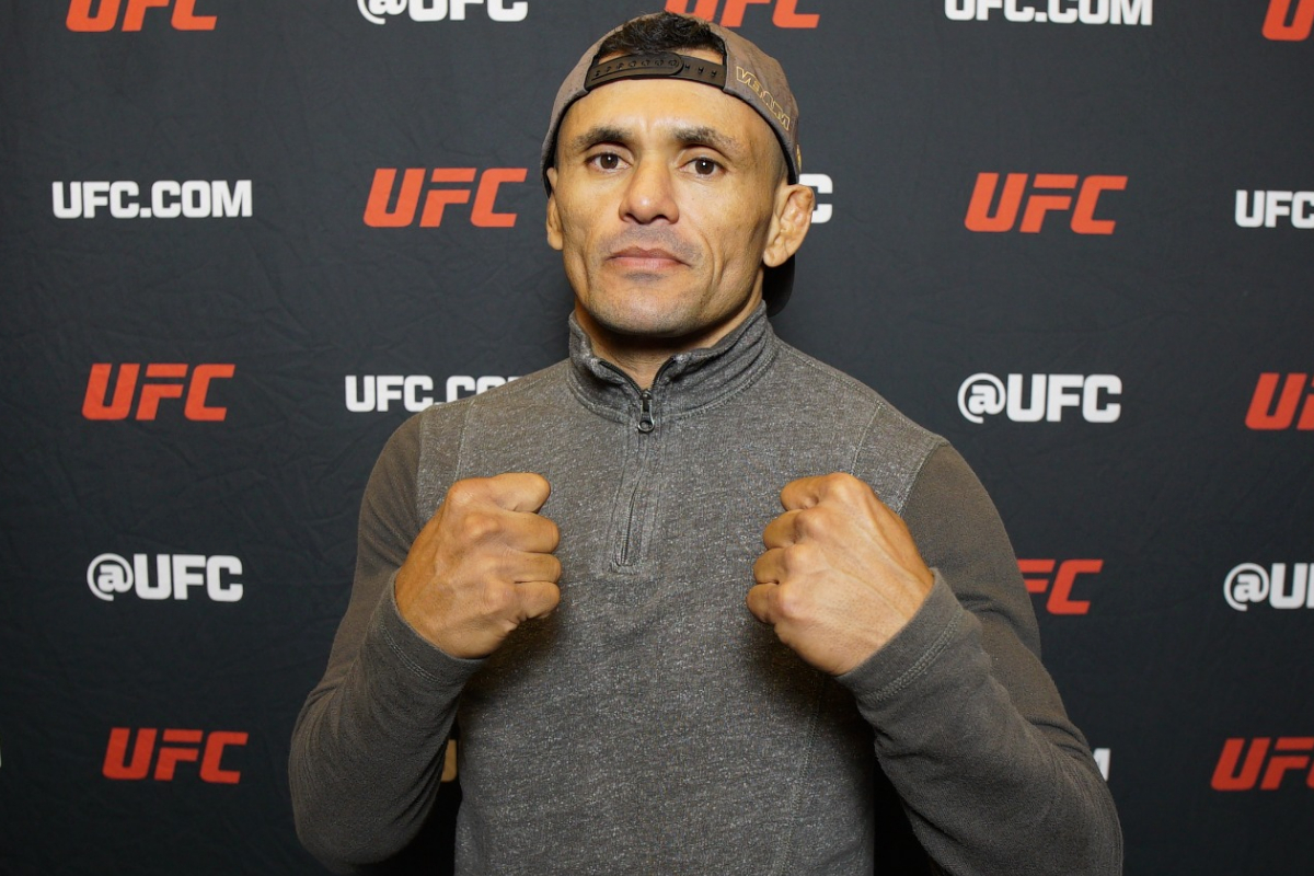 De punhos cerrados, Douglas Silva de Andrade posa para foto durante o media day do UFC Vegas 103