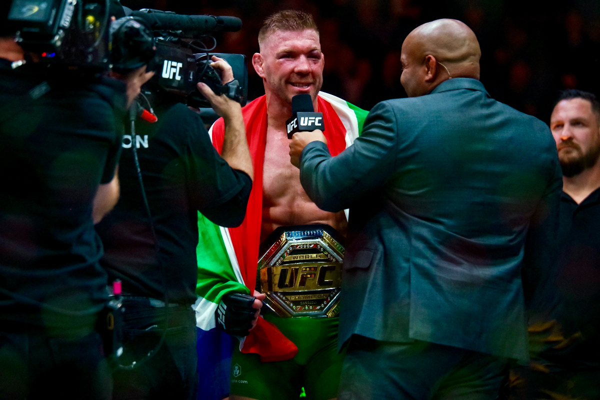 Dricus du Plessis comemora conquista do cinturão do UFC