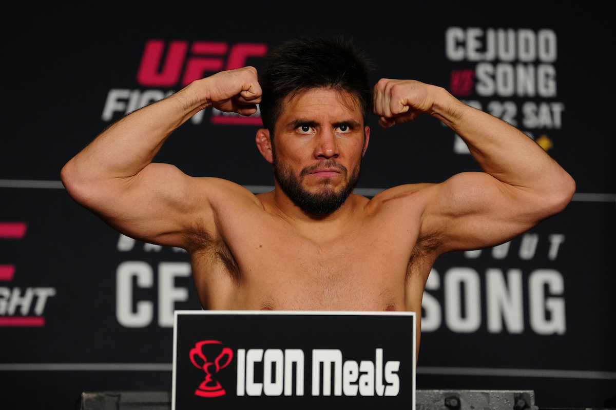Henry Cejudo passa pela balança no UFC Seattle