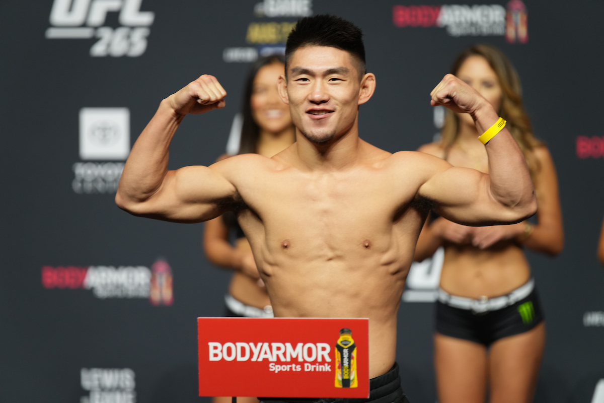 Song Yadong passa pela balança na pesagem cerimonial do UFC