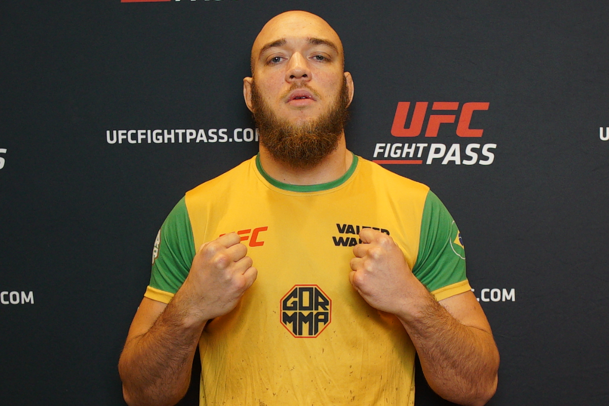 De punhos cerrados, Valter Walker posa para foto durante entrevista com a Ag Fight