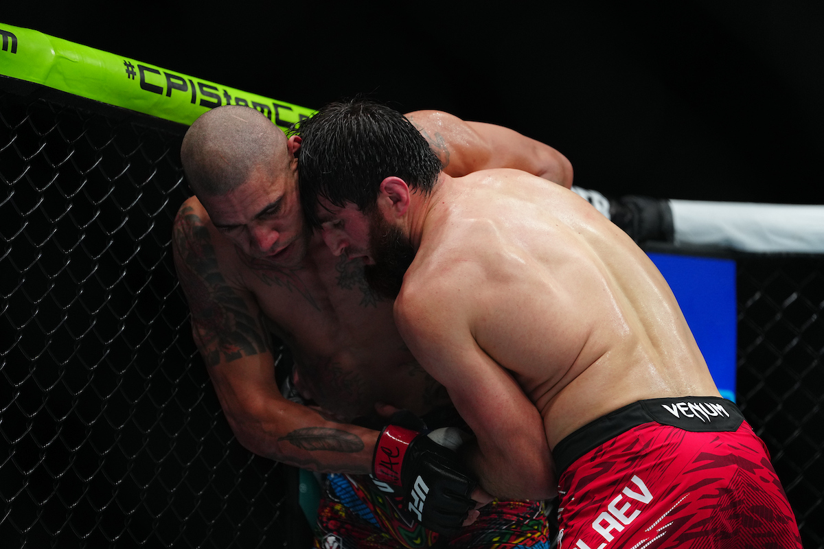 Magomed Ankalaev trava Alex Poatan na grade no UFC 313