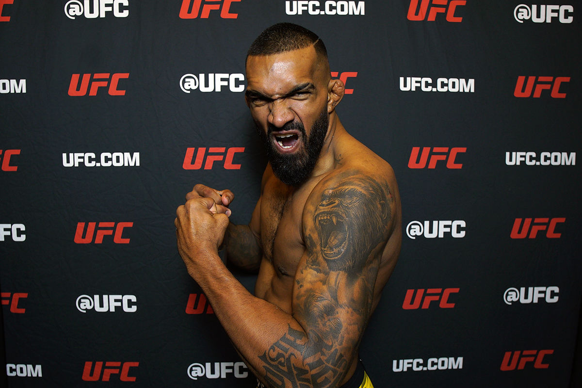 Brendson Ribeiro posa para fotos após ceder entrevista para a Ag Fight no UFC Vegas 104
