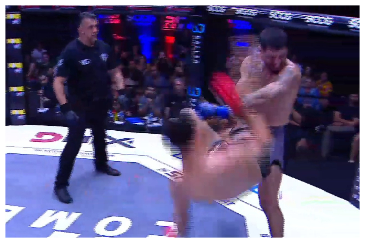 Rodrigo Pereira nocauteando com uma bicicleta Henrique Furtado no SFT 54