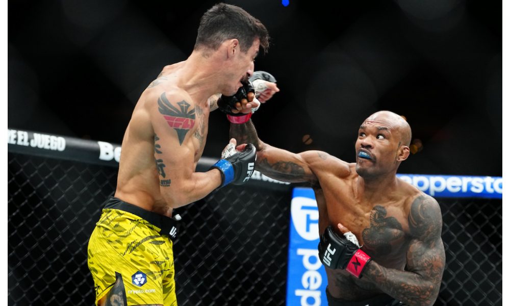 Gabriel 'Fly' Miranda em ação contra Jamall Emmers no UFC México