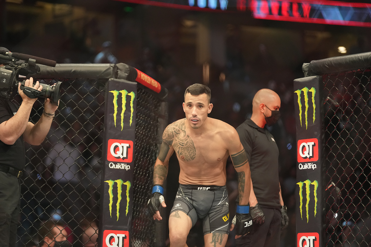 Saimon Oliveira entra no octógono do UFC 270