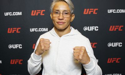 De punhos cerrados e óculos, Amanda Lemos posa para foto no media day do UFC 313