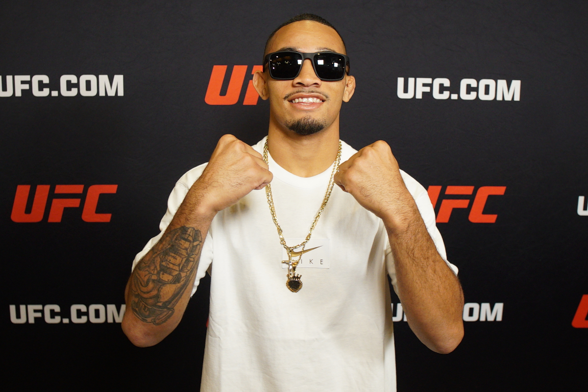 De óculos escuros e cordão, André Mascote posa para foto no media day do UFC Vegas 104