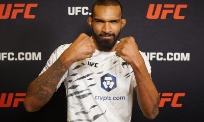 Brendson Ribeiro posa com a guarda alta durante o media day do UFC Vegas 104