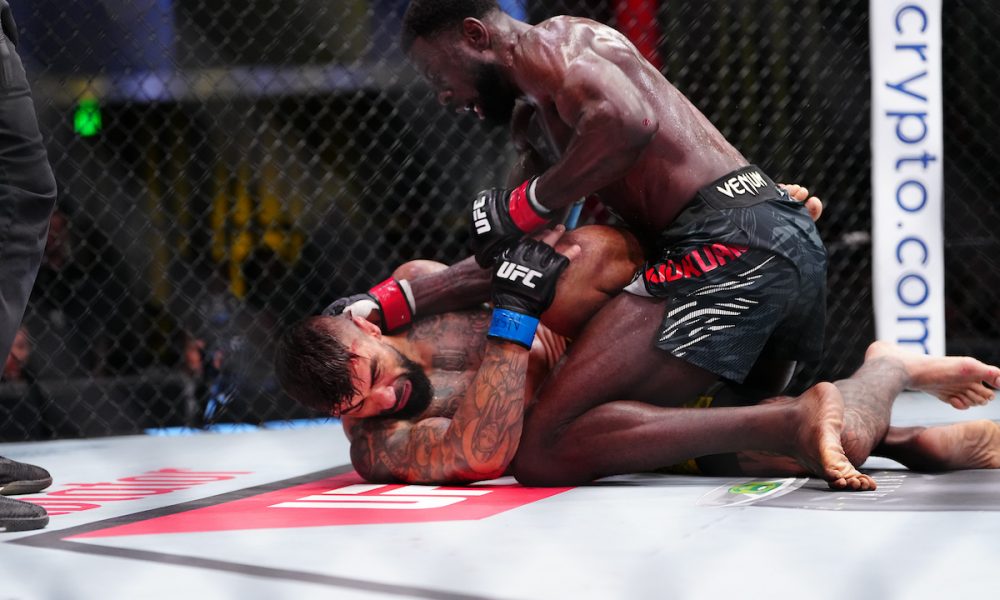 Chidi Njokuani golpeia Elizeu Capoeira no 'co-main event' do UFC Vegas 104