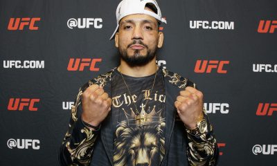 De boné e punhos cerrados, Carlos Leal posa para foto durante o media day do UFC 313