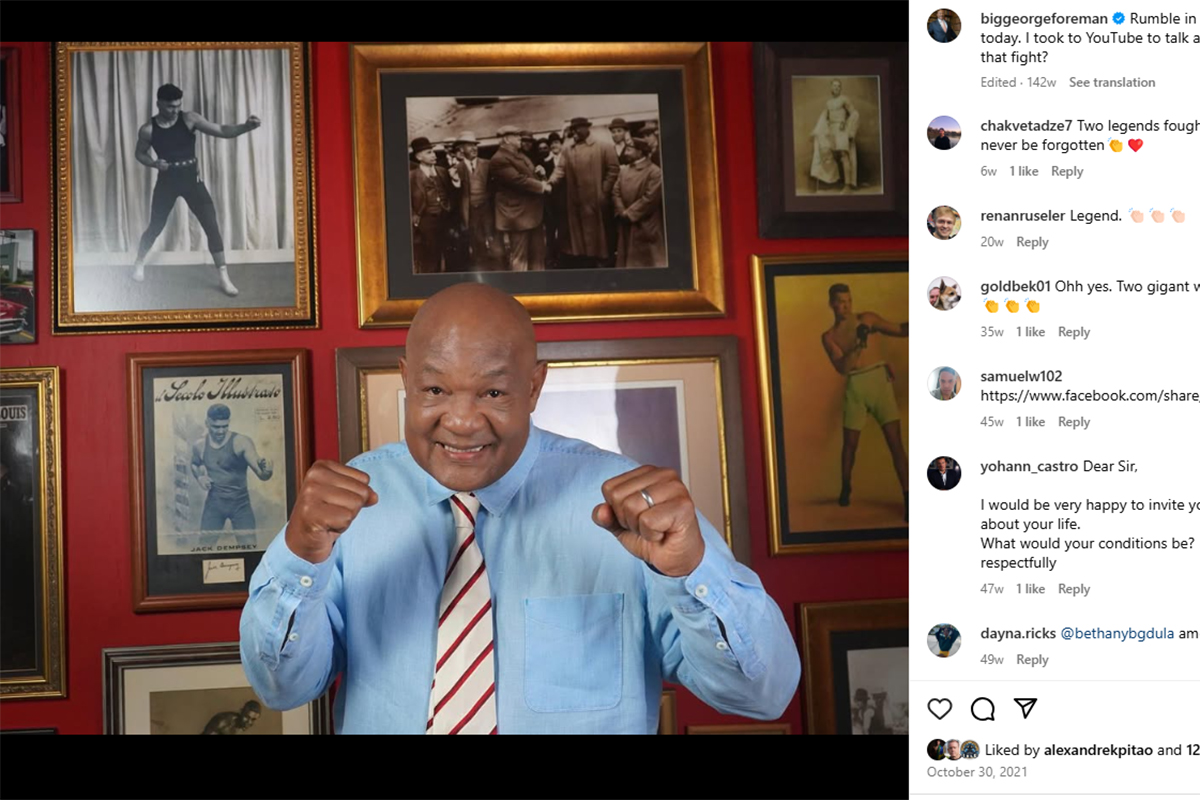 Reprodução de uma imagem do Instagram de George Foreman mostra o ex-campeão em frente a quadros e fotos em sua casa, nos EUA