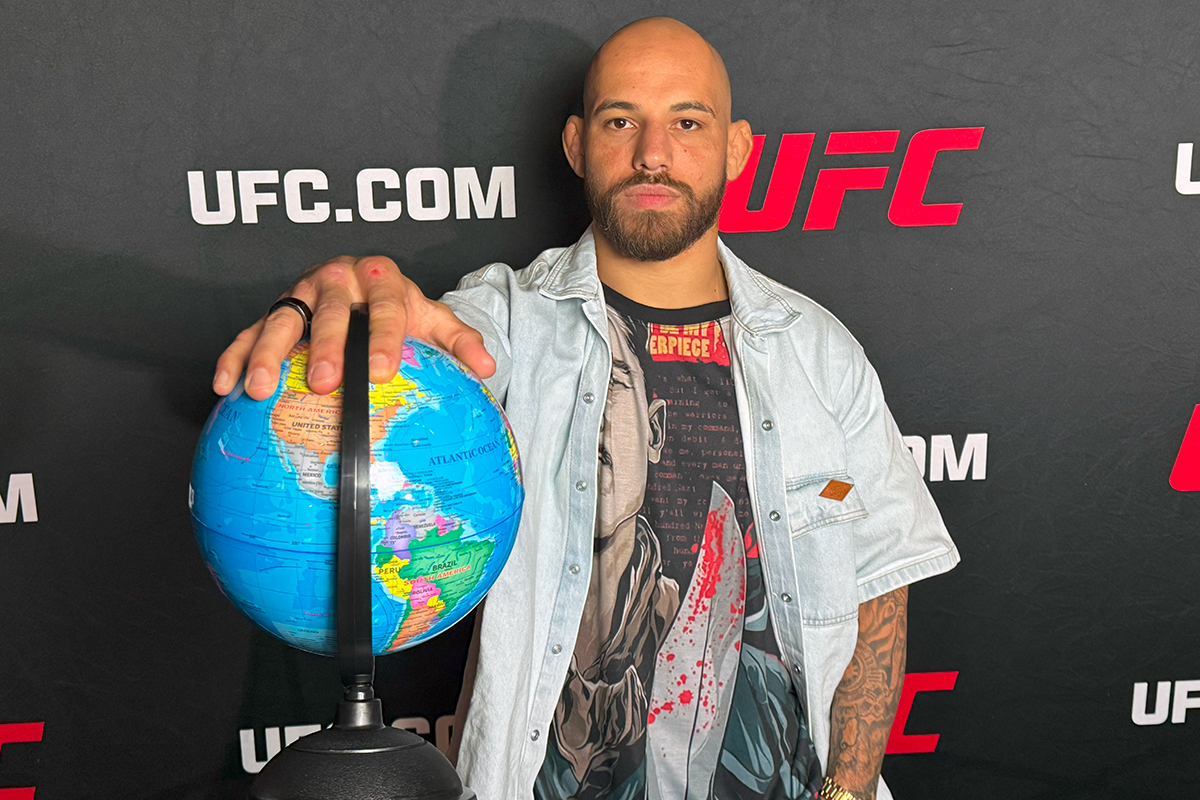 Jean Silva mostra o globo e a camiseta que utilizou para provocar Bryce Mitchell na coletiva do UFC - Diego Ribas/ Ag Fight