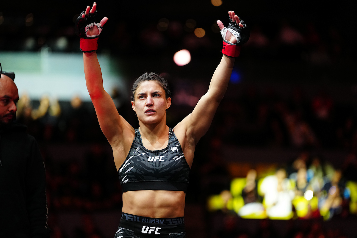 Lupita 'Loopy' Godinez se prepara para entrar no octógono montado para o UFC México