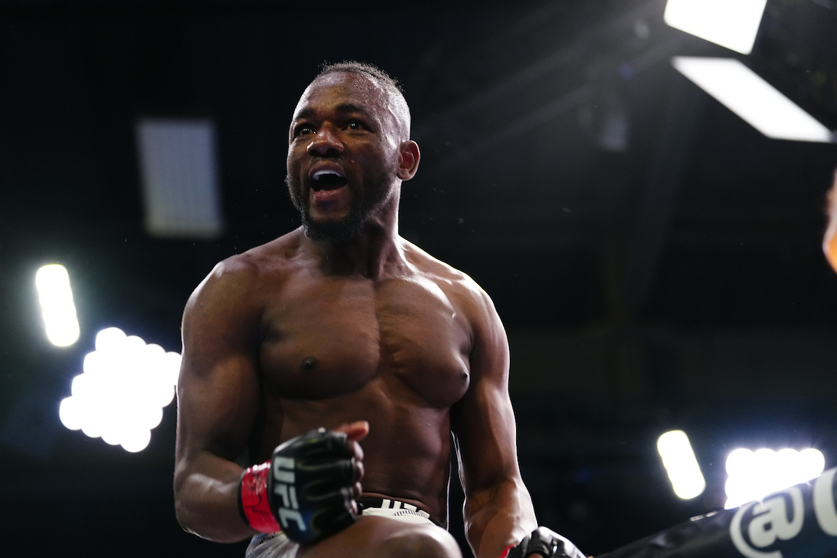 Manel Kape celebra vitória no UFC Vegas 103