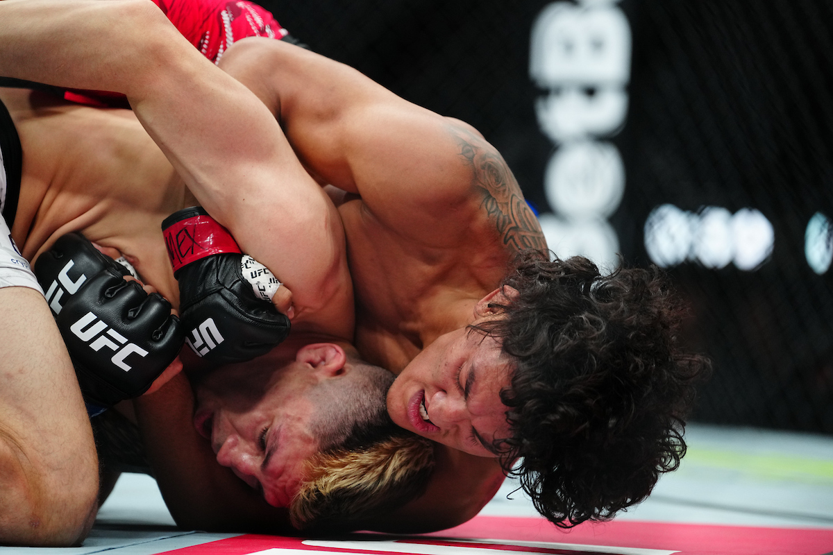 Raul Rosas Jr tenta encaixar finalização no UFC México