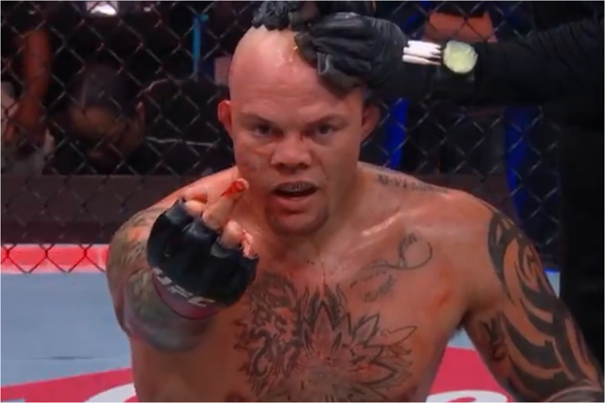 Anthony Smith mostra o dedo do meio para torcedor após derrota no UFC Kansas City