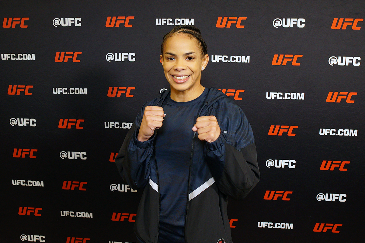 Dione Barbosa posa para fotos após conceder entrevista para a Ag Fight