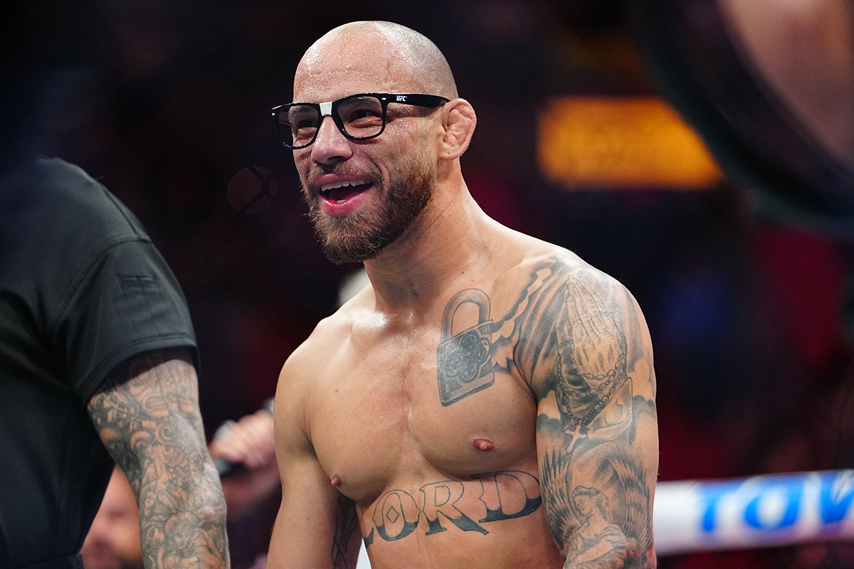 Jean Silva posa para fotos no octógono após vencer sua luta no UFC 314