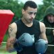 Lucas Lazarini com as luvas de boxe no ringue