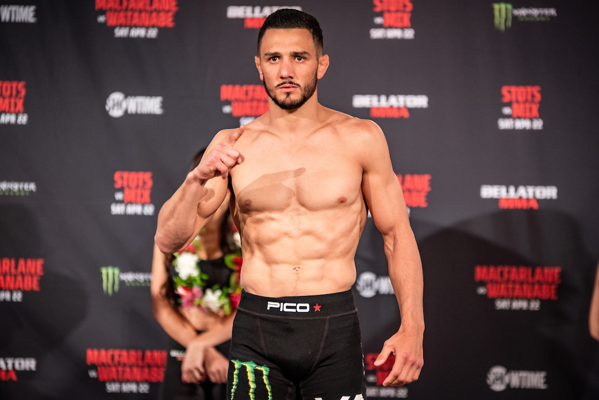 Aaron Pico passa pela balança do Bellator 295