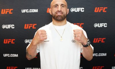 De punhos cerrados e camisa branca, Volkanovski posa para foto durante o media day do UFC 314