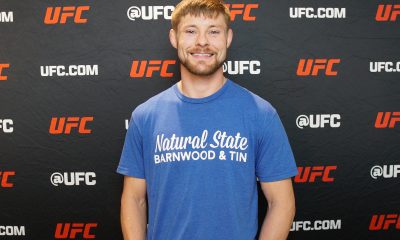 Sorridente, Bryce Mitchell posa para foto durante o media day do UFC 314