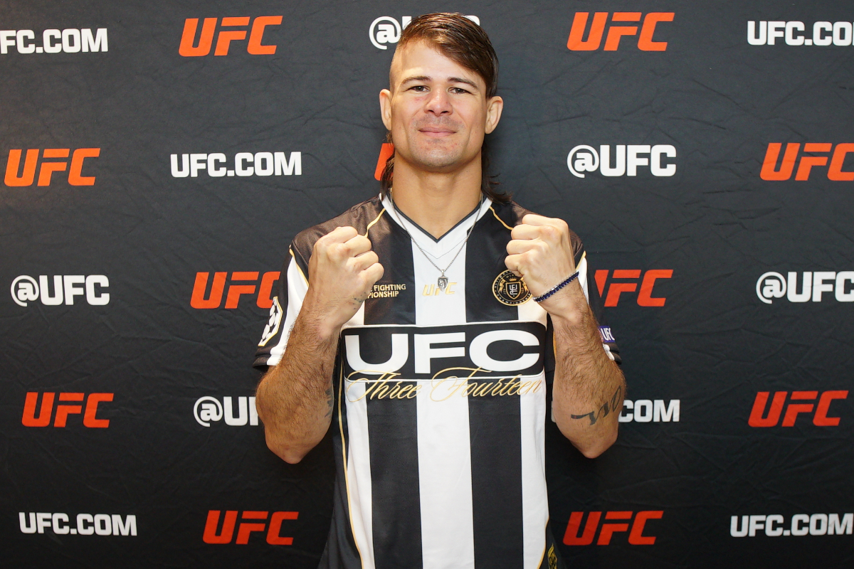 Com camisa personalizada do Ultimate, Diego Lopes posa para foto durante o media day do UFC 314