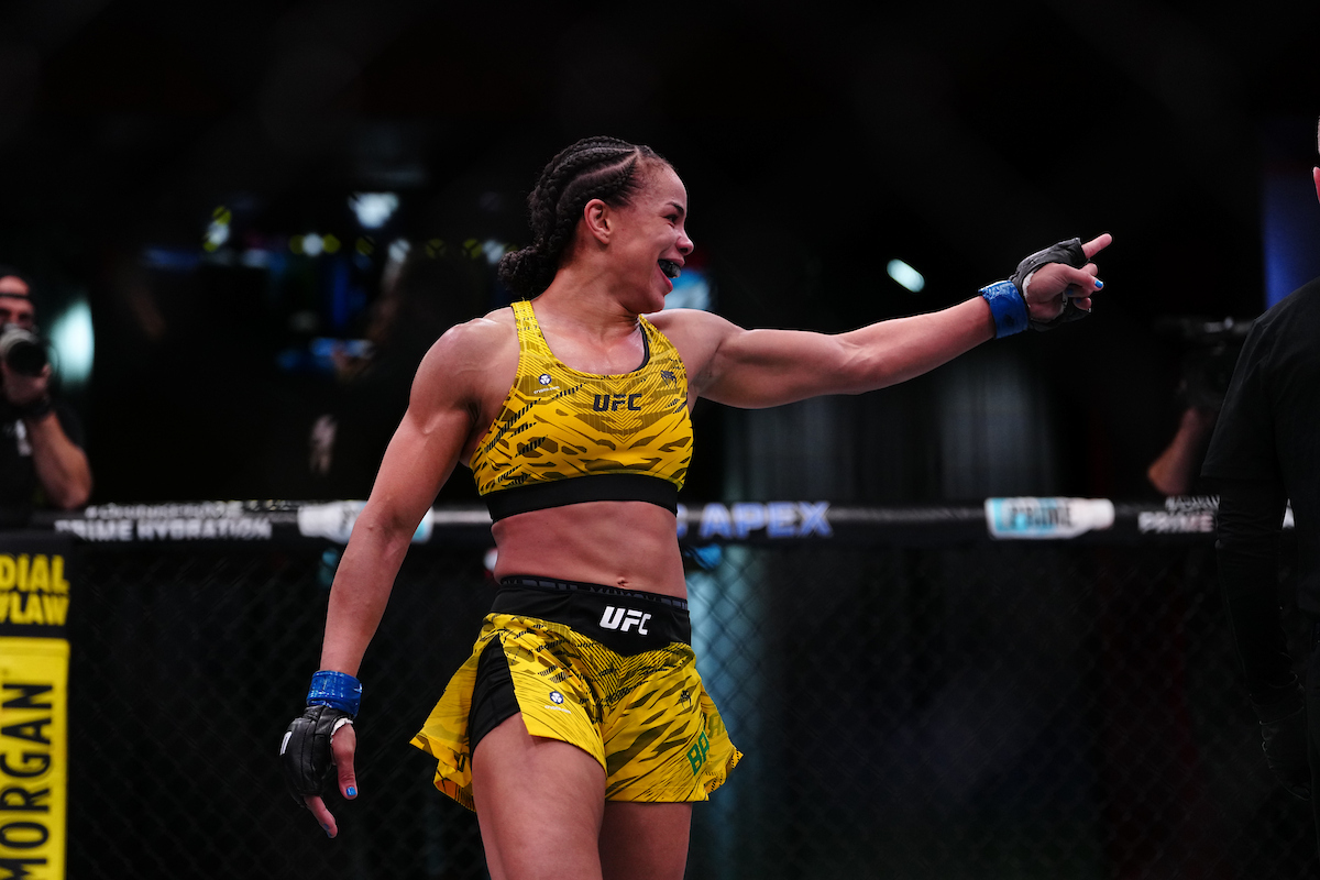 Dione Barbosa vibra com vitória por finalização no UFC Vegas 105