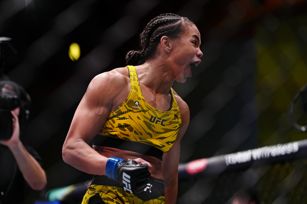 Dione Barbosa vibra com vitória por finalização no UFC Vegas 105